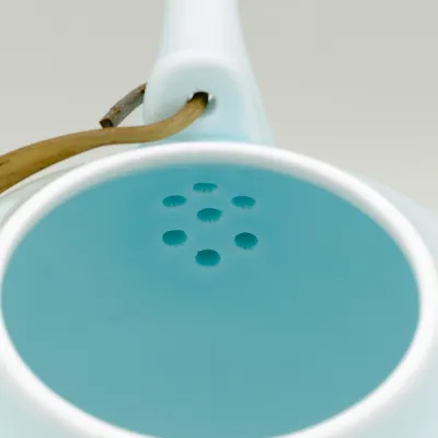 Porcelánová konvička s kovovou rukojetí